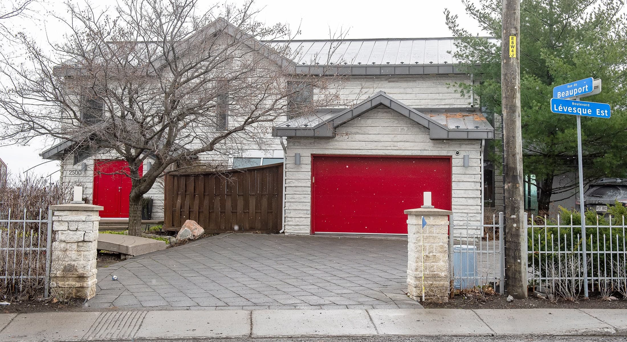Cette maison de Laval a été utilisée par Stéphan Crétier lors de ses passages au Québec, selon ses propres affirmations dans une procédure judiciaire de 2013.