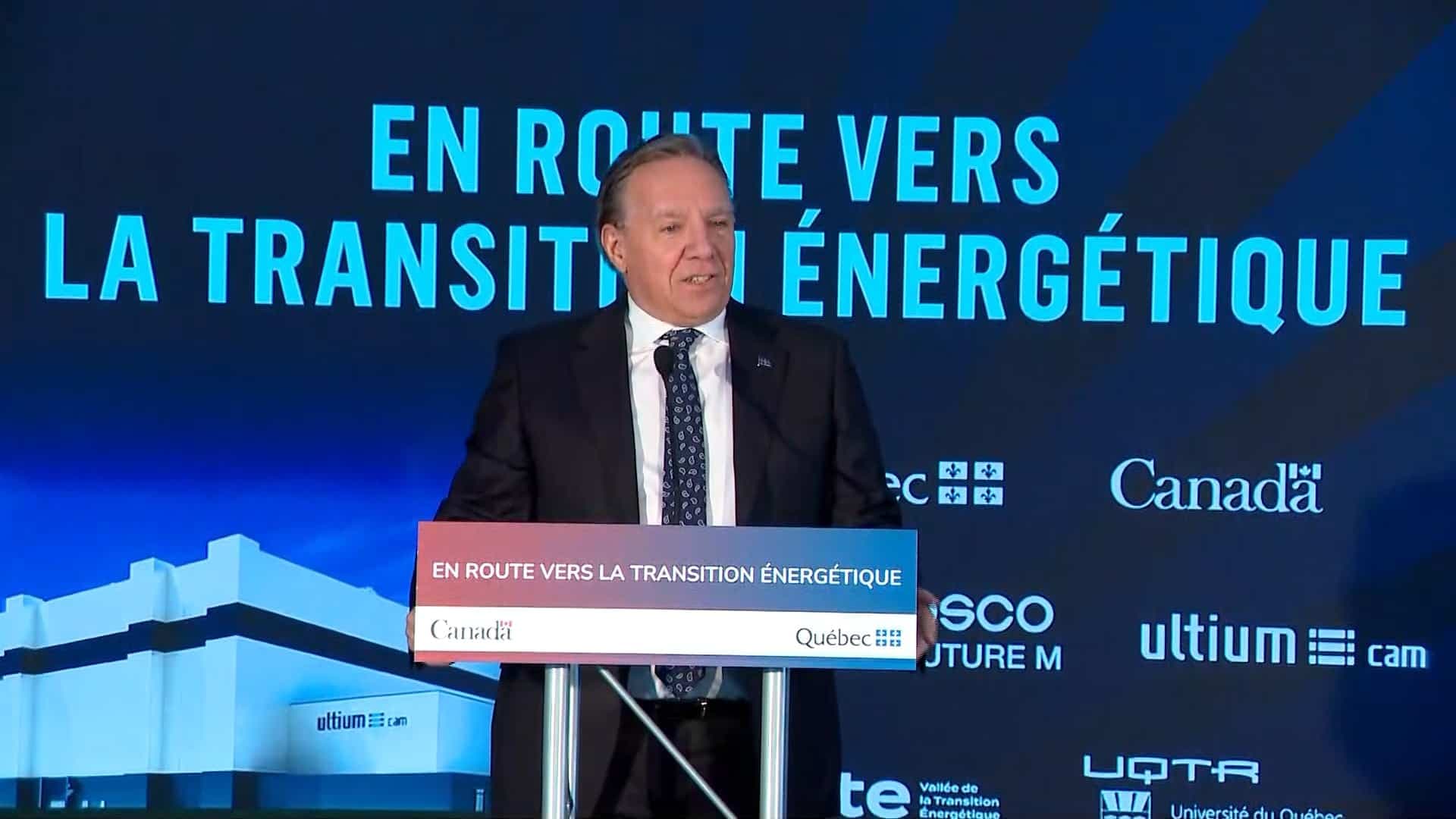 Le premier ministre du Québec, François Legault, annonçant un prêt de 152 M$ à GM et Posco, pour la construction de son usine de Bécancour.