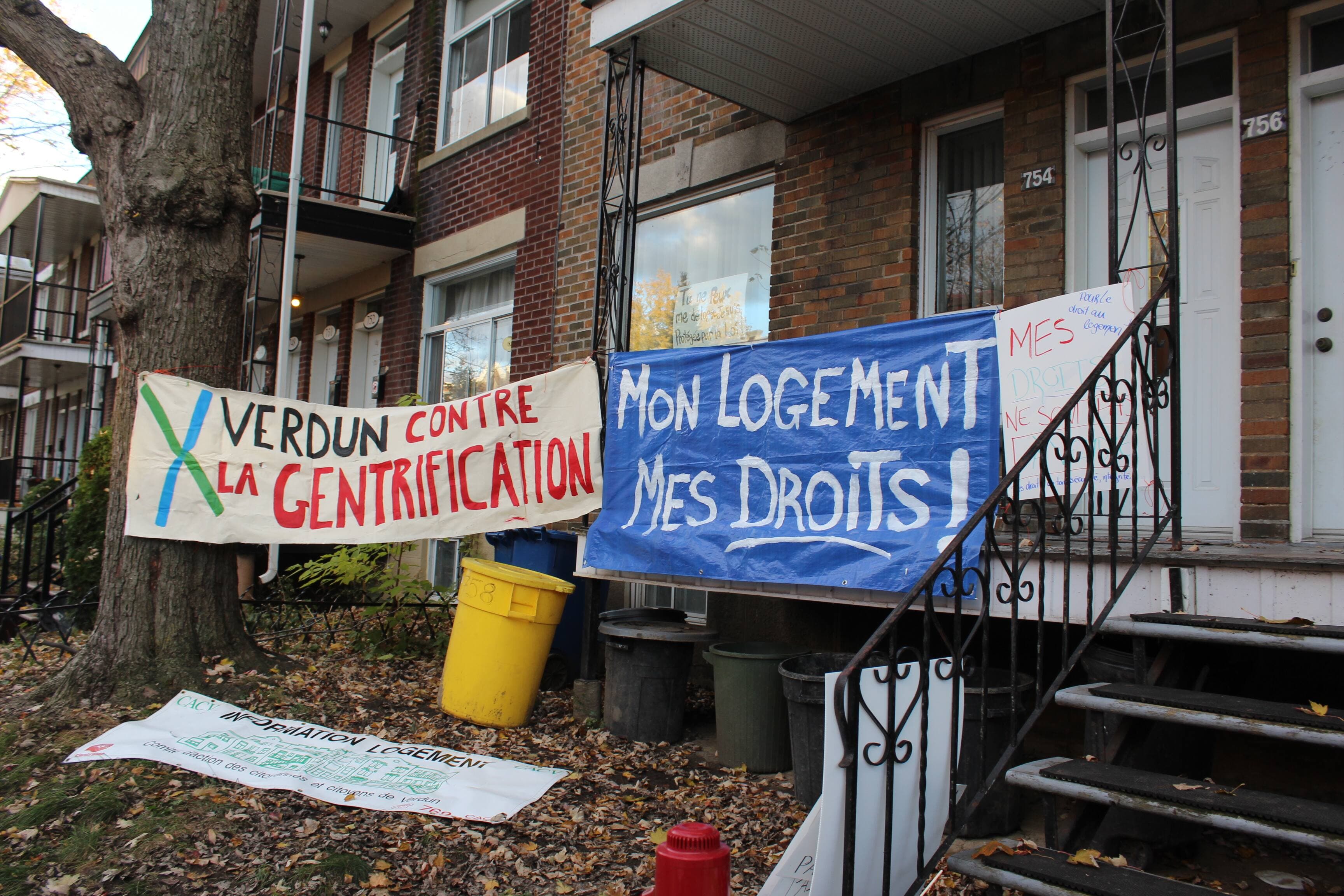 Des banderoles ont été accrochées devant les immeubles.