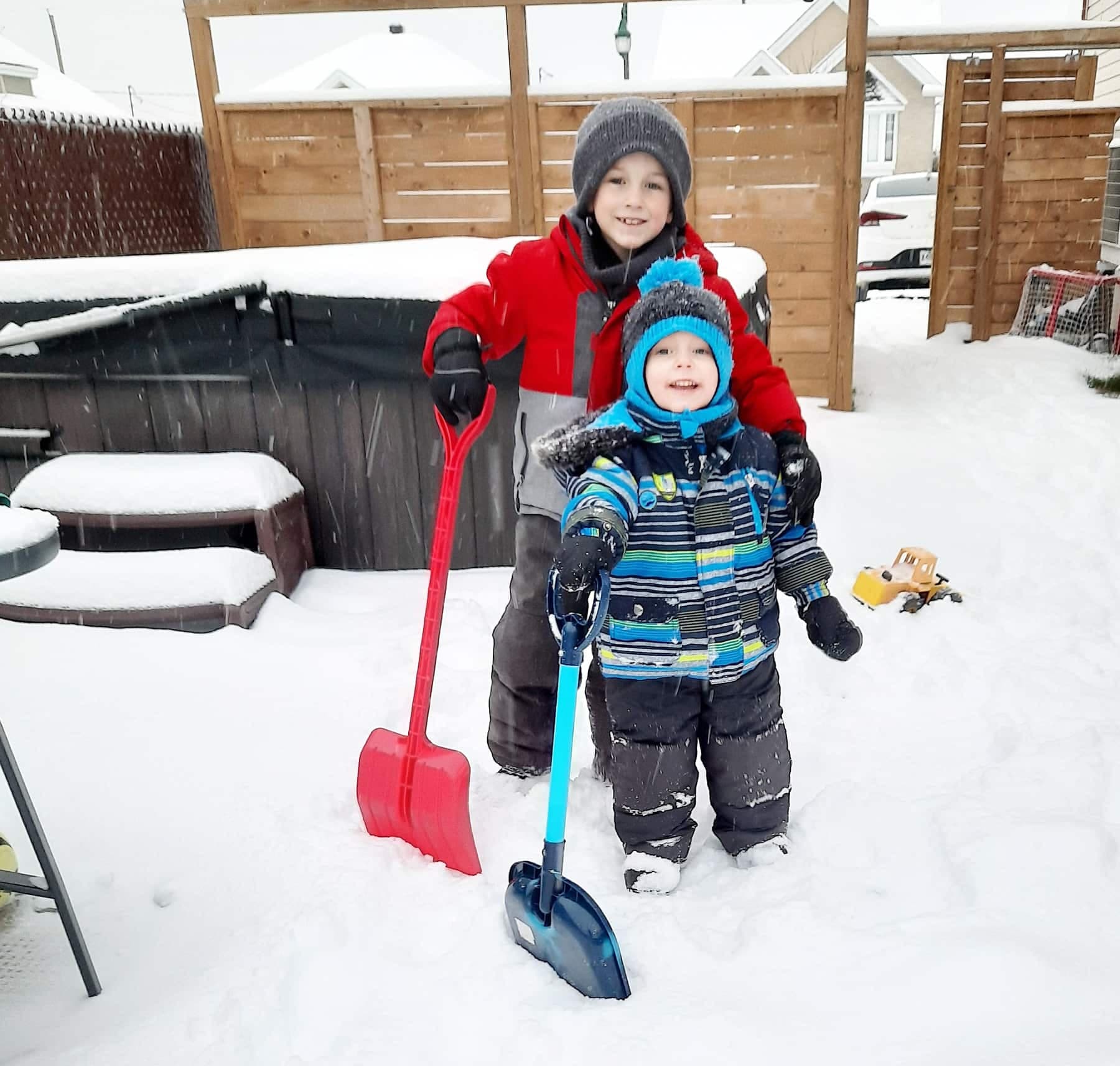 Liam Joly, âgé de 4 ans, adore jouer dans la neige avec son grand frère de 7 ans, Dérek.