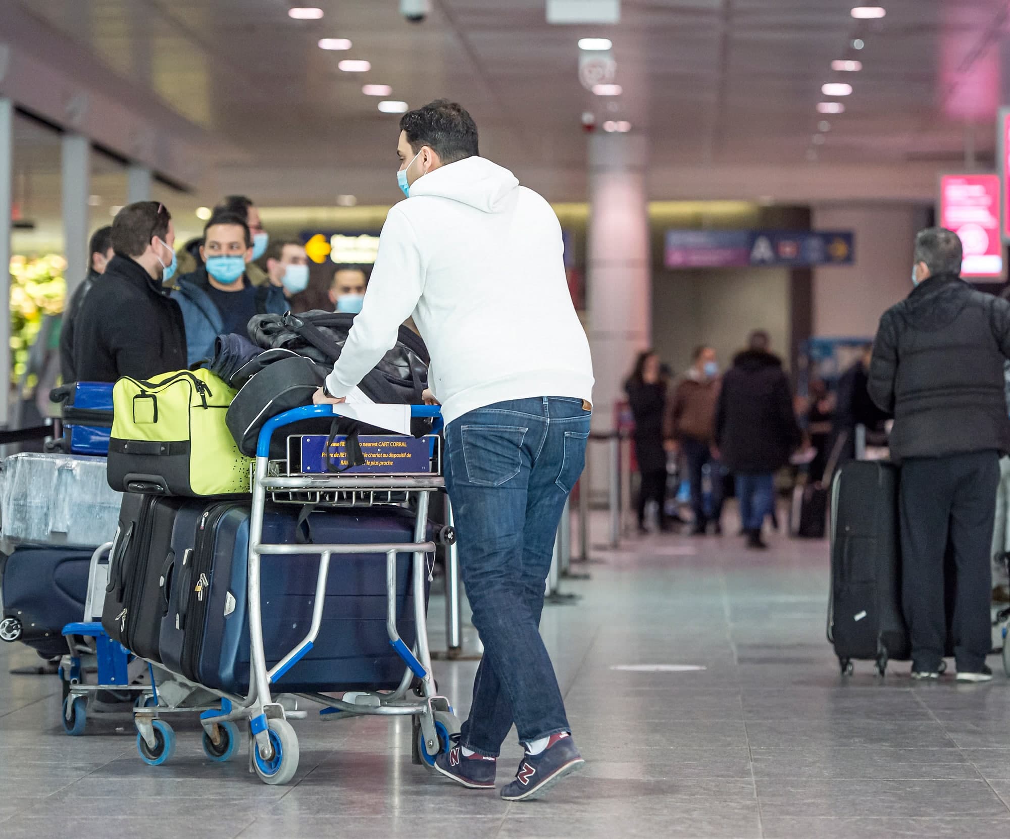 Vendredi dernier à l’aéroport Montréal-Trudeau, des gens quittaient le pays pour le temps des Fêtes en pleine deuxième vague de la pandémie de la COVID-19.