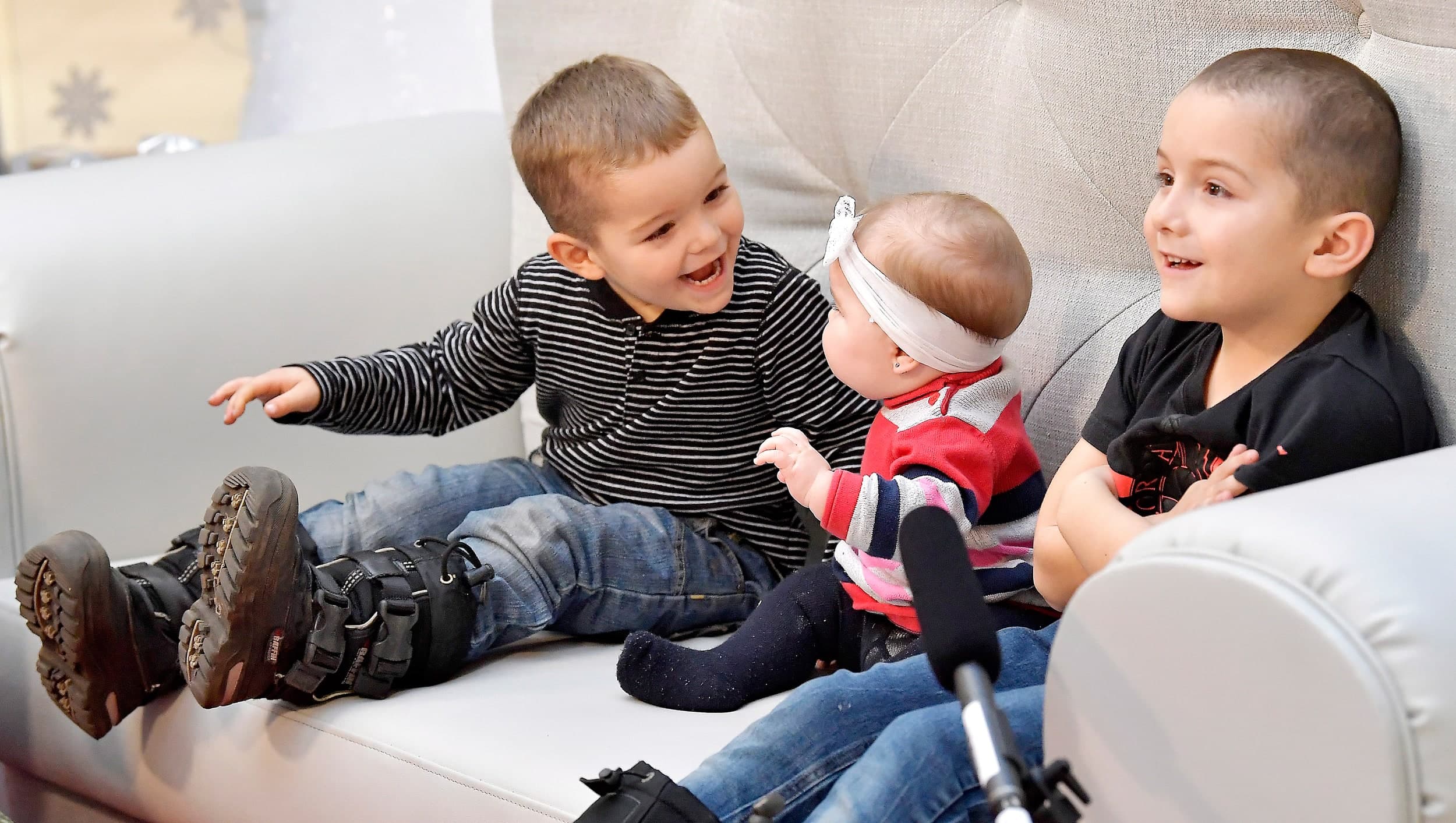 Maélie, 6 mois (au centre), a rencontré pour la toute première fois le bedonnant personnage, en compagnie de ses frères Jayden et Zack.