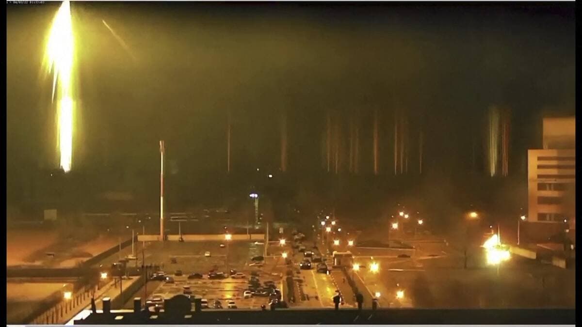 La centrale de Zaporijjia, dans le sud de l'Ukraine, a été attaquée par des tirs d'obus et reprise par les forces russes, le 4 mars 2022.