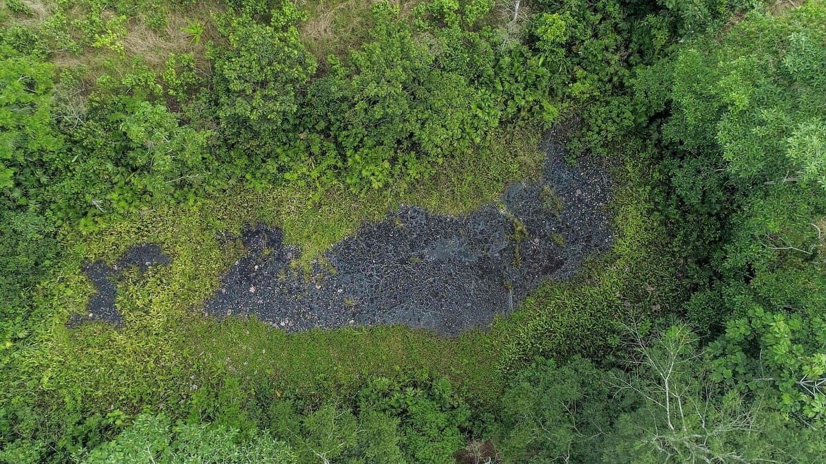 La piscine résiduelle d'un puits de pétrole abandonné qui a été exploité par Texaco entre 1964 et 1990, à Shushufindi, dans la forêt amazonienne équatorienne.