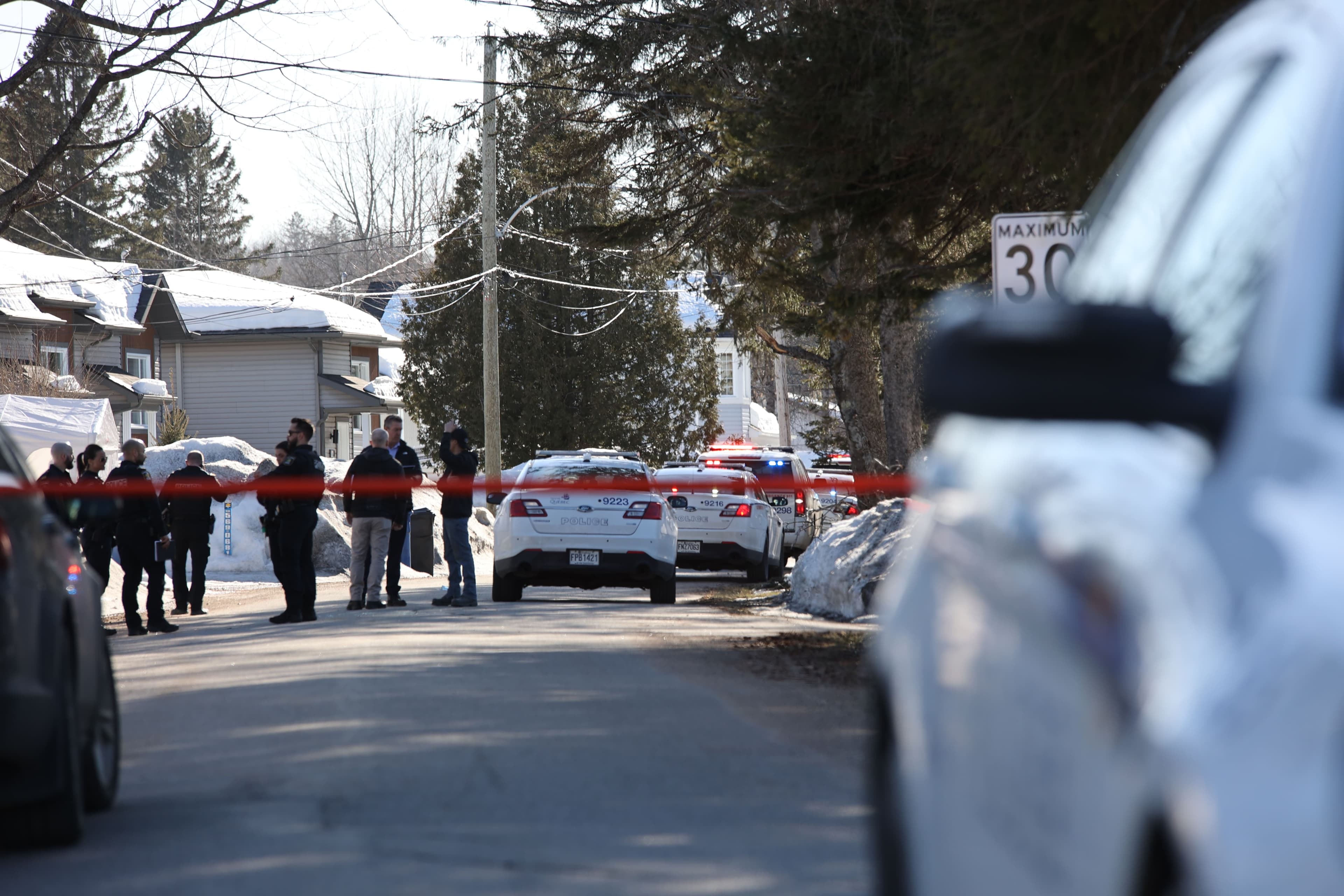 Un homme de 65 ans a été attaqué mortellement à l’arme blanche sur la rue Thibodeau, à Lac-Saint-Charles, mercredi. Son décès a été constaté sur les lieux.