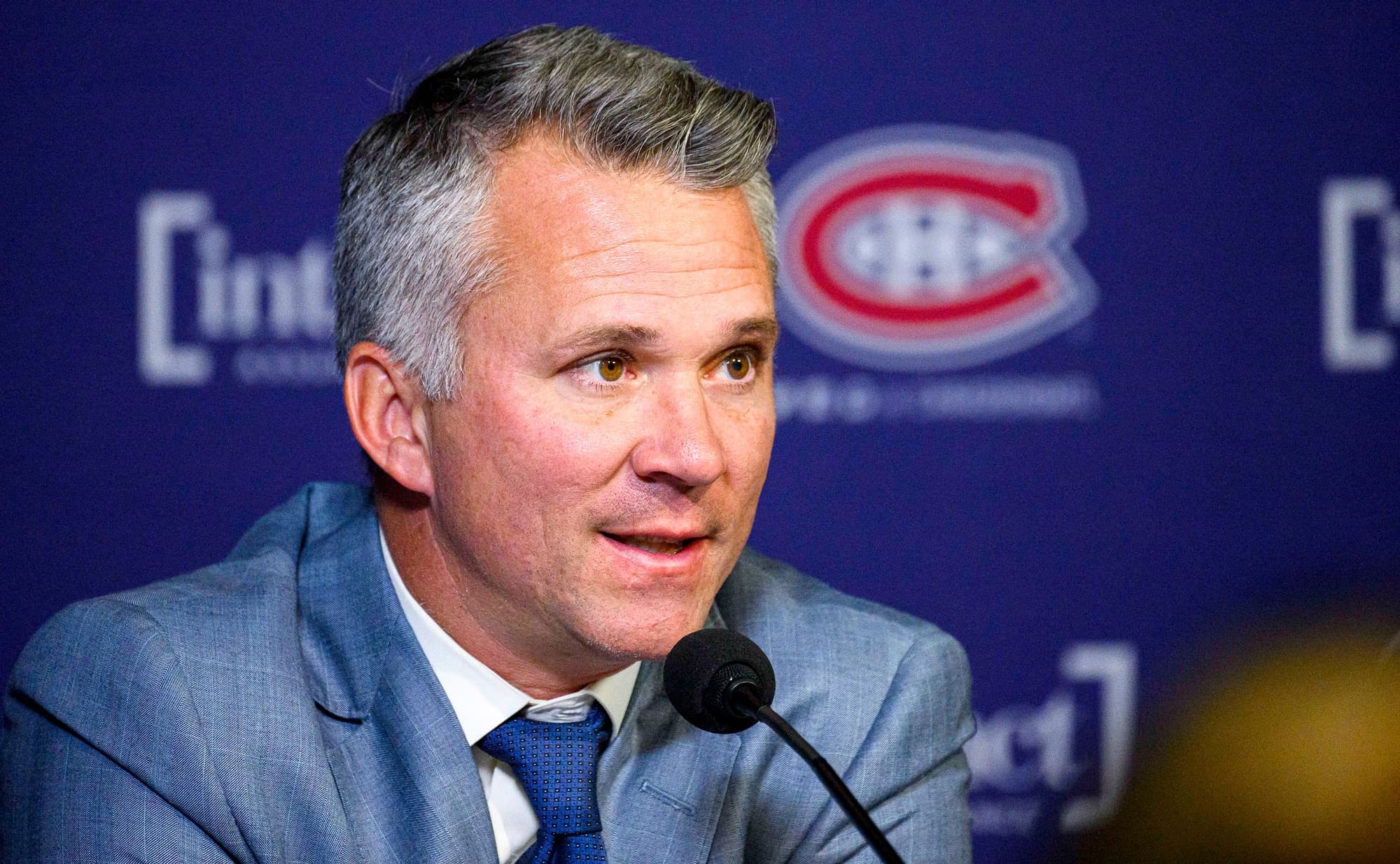 Martin St-Louis est beaucoup trop de bonne humeur pour un entraîneur qui dirige une équipe aussi moribonde depuis le début du camp d’entraînement.