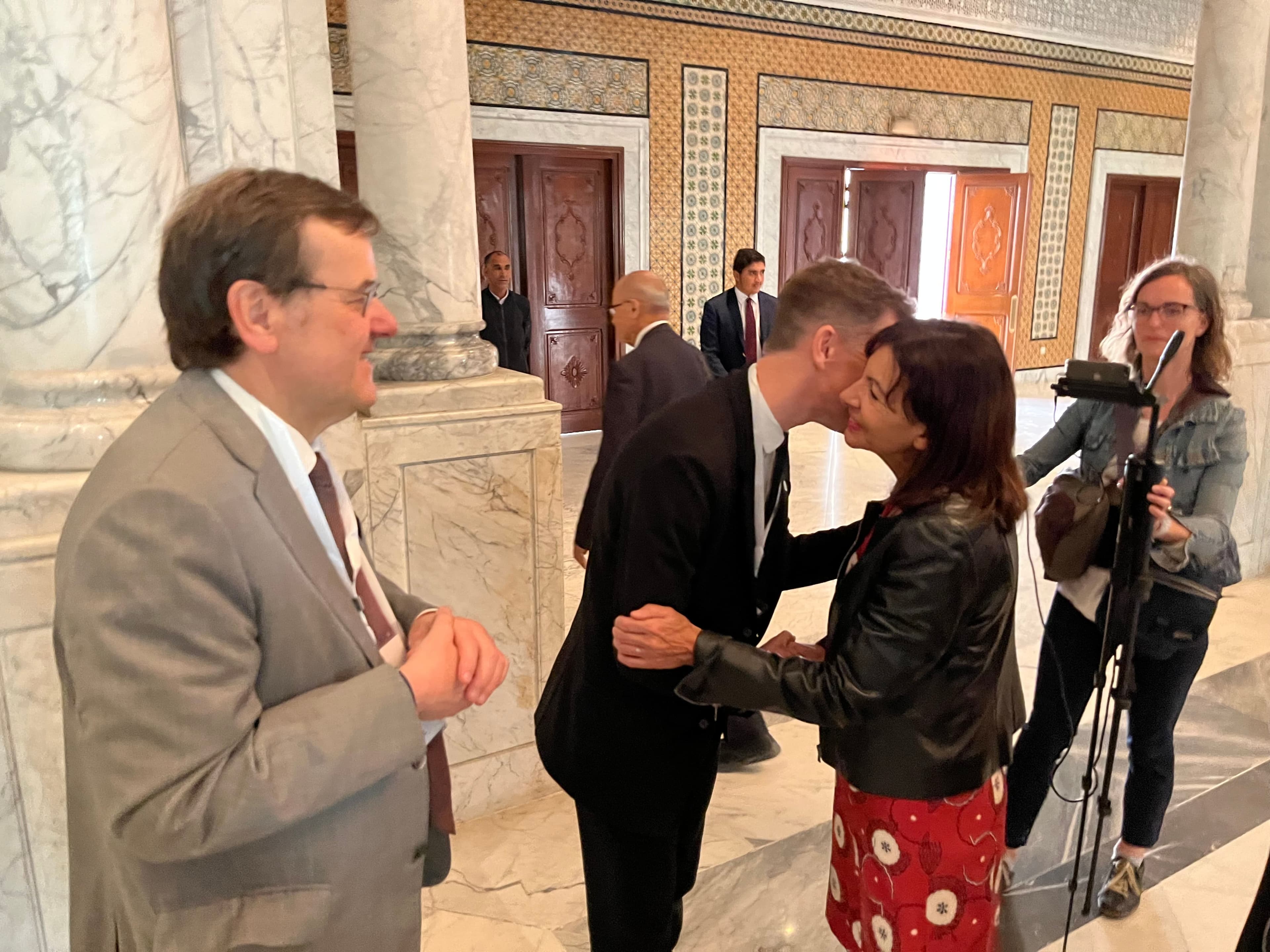 Vendredi, à l’hôtel de ville de Tunis, le maire Marchand est en pleine discussion avec son homologue de Paris, Anne Hidalgo.