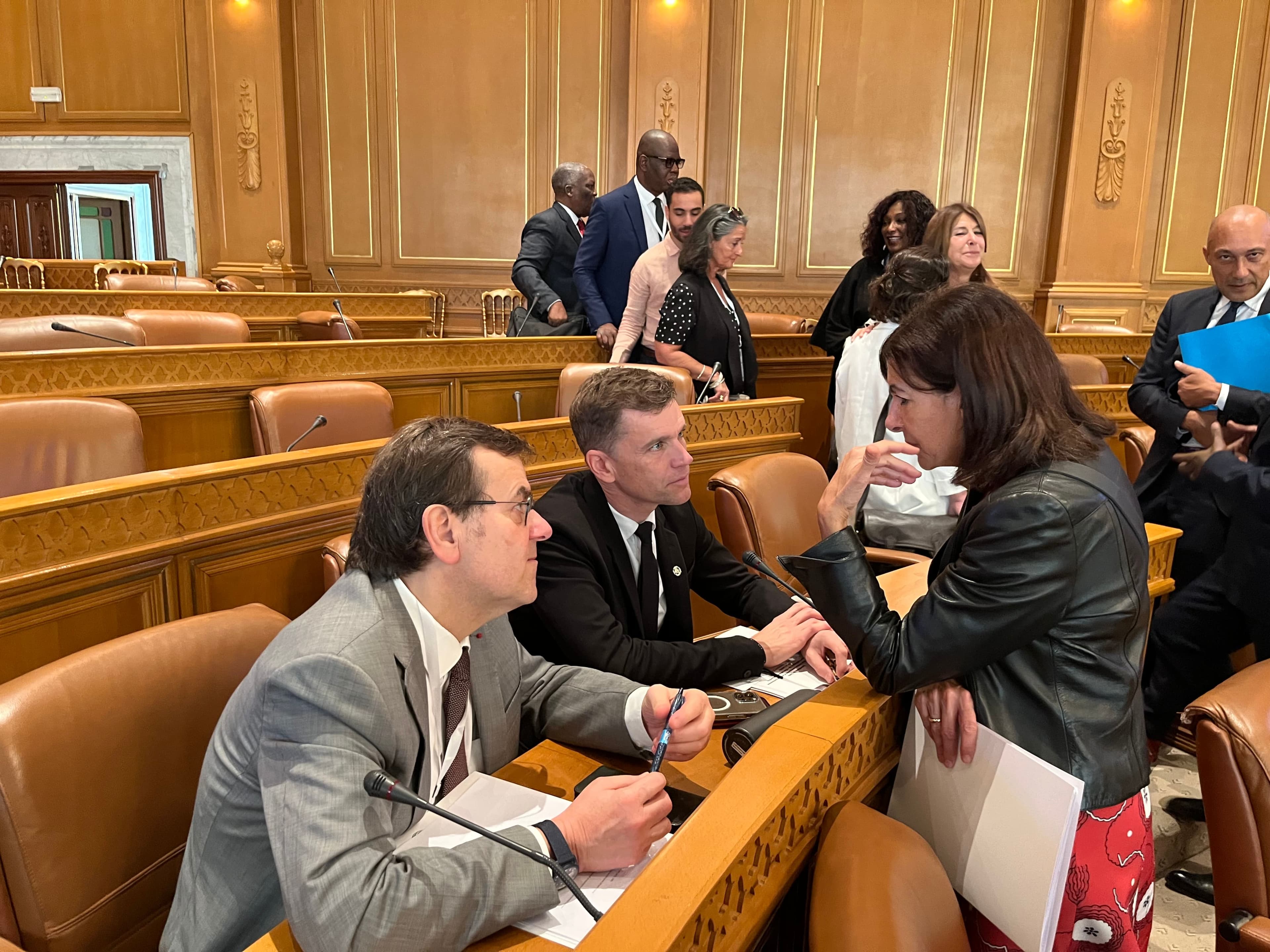 Le maire de Québec, Bruno Marchand, a discuté avec la mairesse de Paris, Anne Hidalgo, et avec le bourgmestre (maire) de Liège, en Belgique, Willy Demeyer, ce vendredi, à l’hôtel de ville de Tunis, en Tunisie.