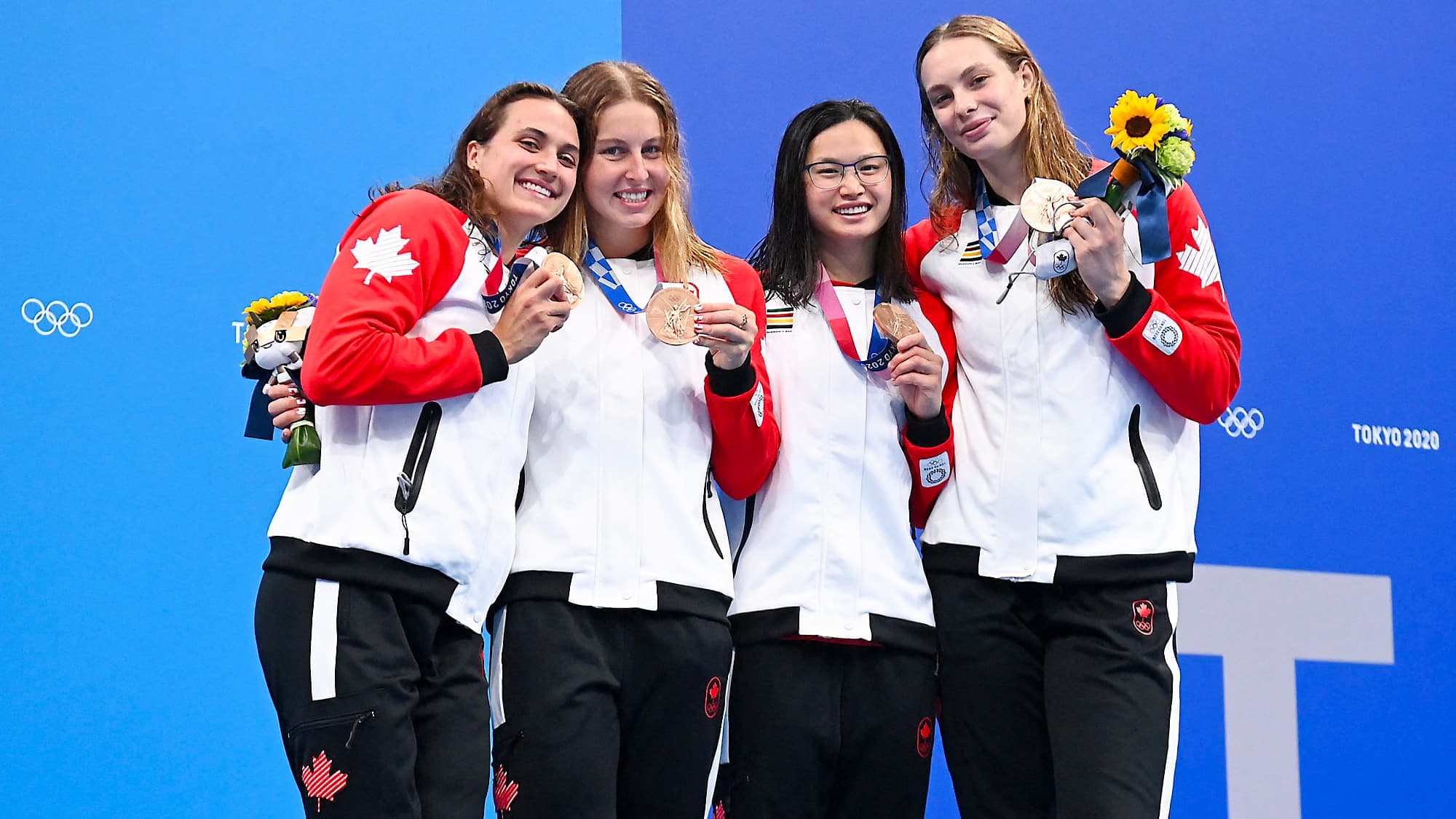 Les nageuses Kylie Masse, Sydney Pickrem, Margaret Mac Neil et Penny Oleksiak se sont amusées à la piscine, grimpant entre autres sur la troisième marche du podium au relais 4x100 m quatre nages.
