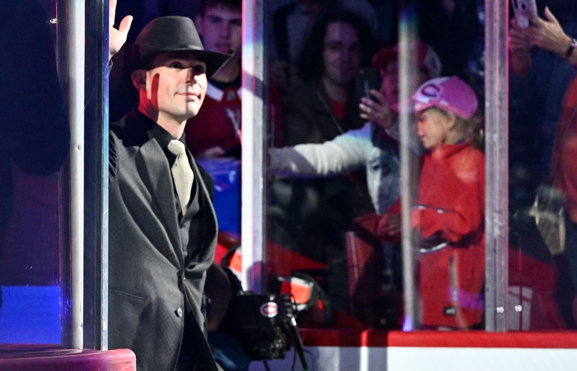 Le gardien Carey Price a pris le temps de saluer la foule qui lui a réservé une belle ovation, ce mercredi au Centre Bell, lors de la cérémonie avant le match inaugural du Canadien.