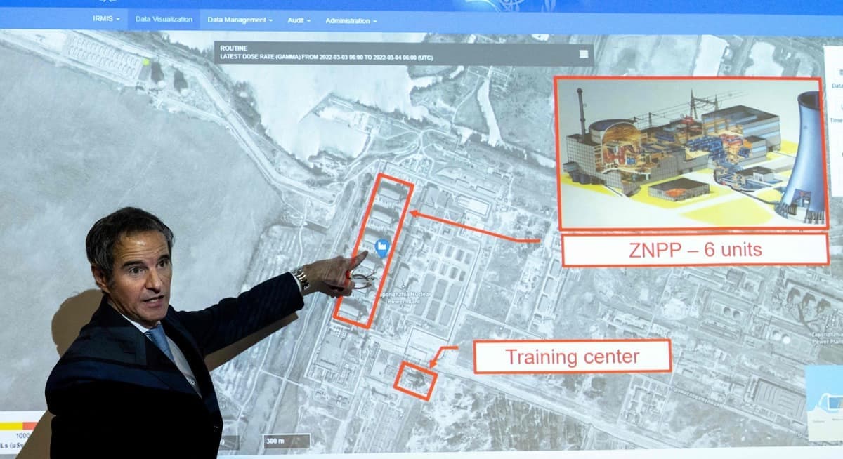 Le directeur général de l'Agence internationale de l'énergie atomique (AIEA), Rafael Grossi, pointe sur une carte de la centrale nucléaire ukrainienne de Zaporijjia, lors d'une conférence de presse spéciale au siège de l'AIEA à Vienne, en Autriche, le 4 mars 2022.