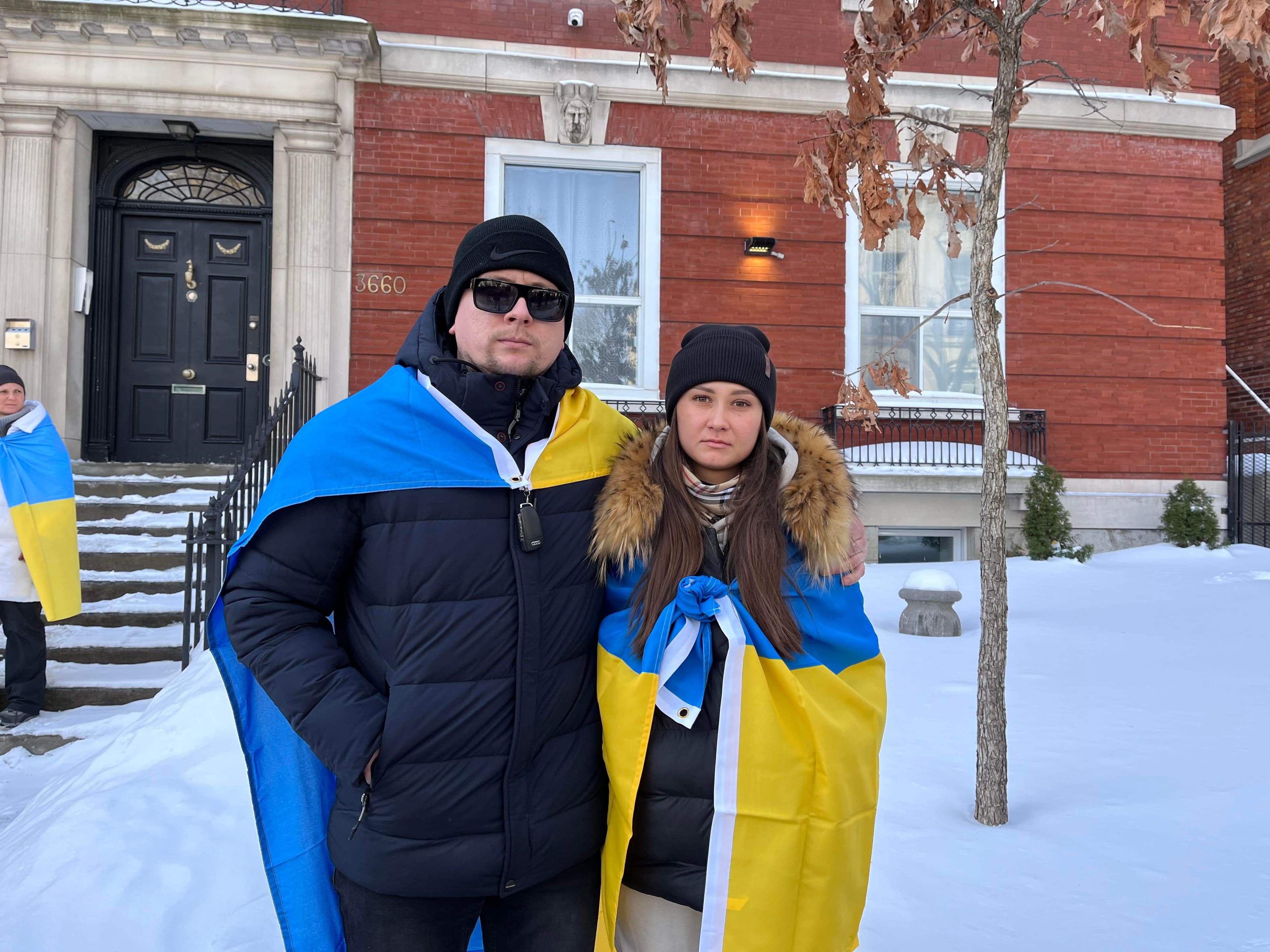 Roman Moroz, 30 ans, et sa femme, immigrés de l'Ukraine il y a près de cinq ans, devant le consulat russe de Montréal, le 5 mars dernier