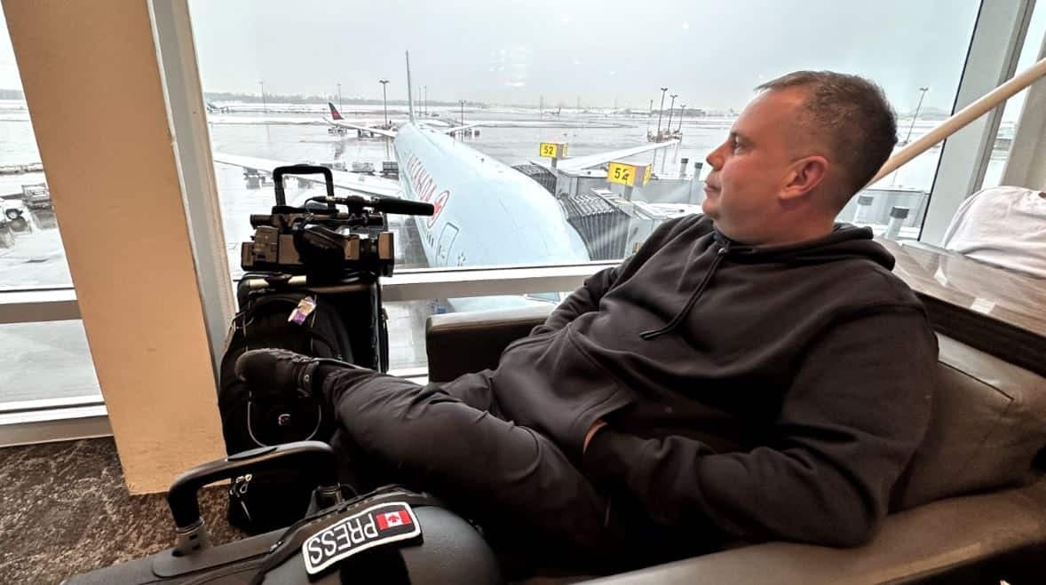 Le caméraman Frédérick Therrien en attente du départ à Montréal-Trudeau
