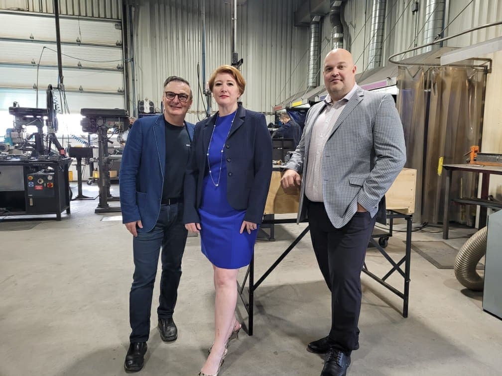 Louis Veilleux, PDG de Groupe Mundial, avec Gina Lewis, PDG d'Adapt Solutions, et son directeur des opérations, Dale Byram. Ces deux entreprises se prêtent des employés d'usine entre elles depuis plusieurs années.