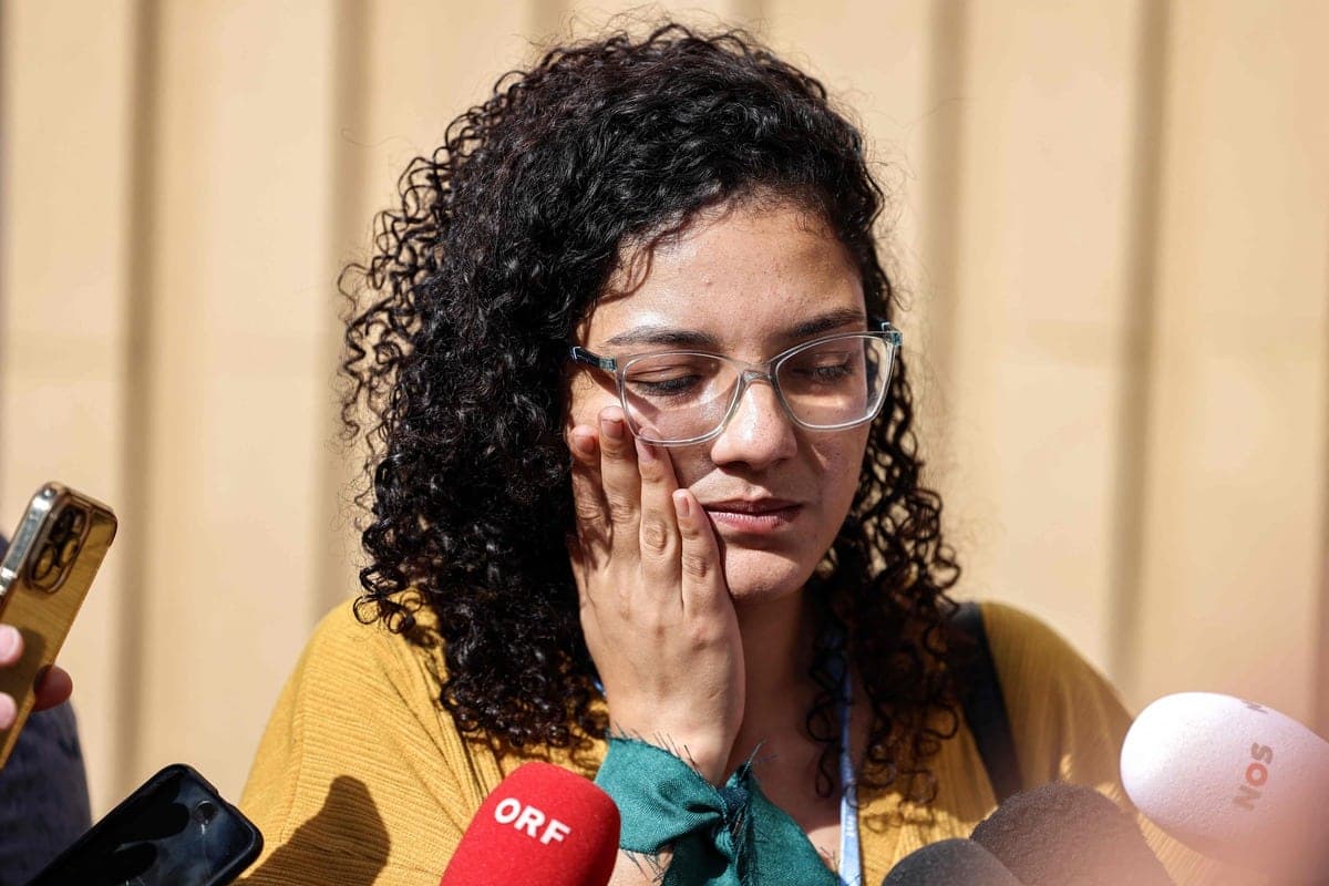 La sœur d'Alaa Abdel Fattah, Sanaa Seif, en conférence de presse mardi, à Charm el-Cheikh.