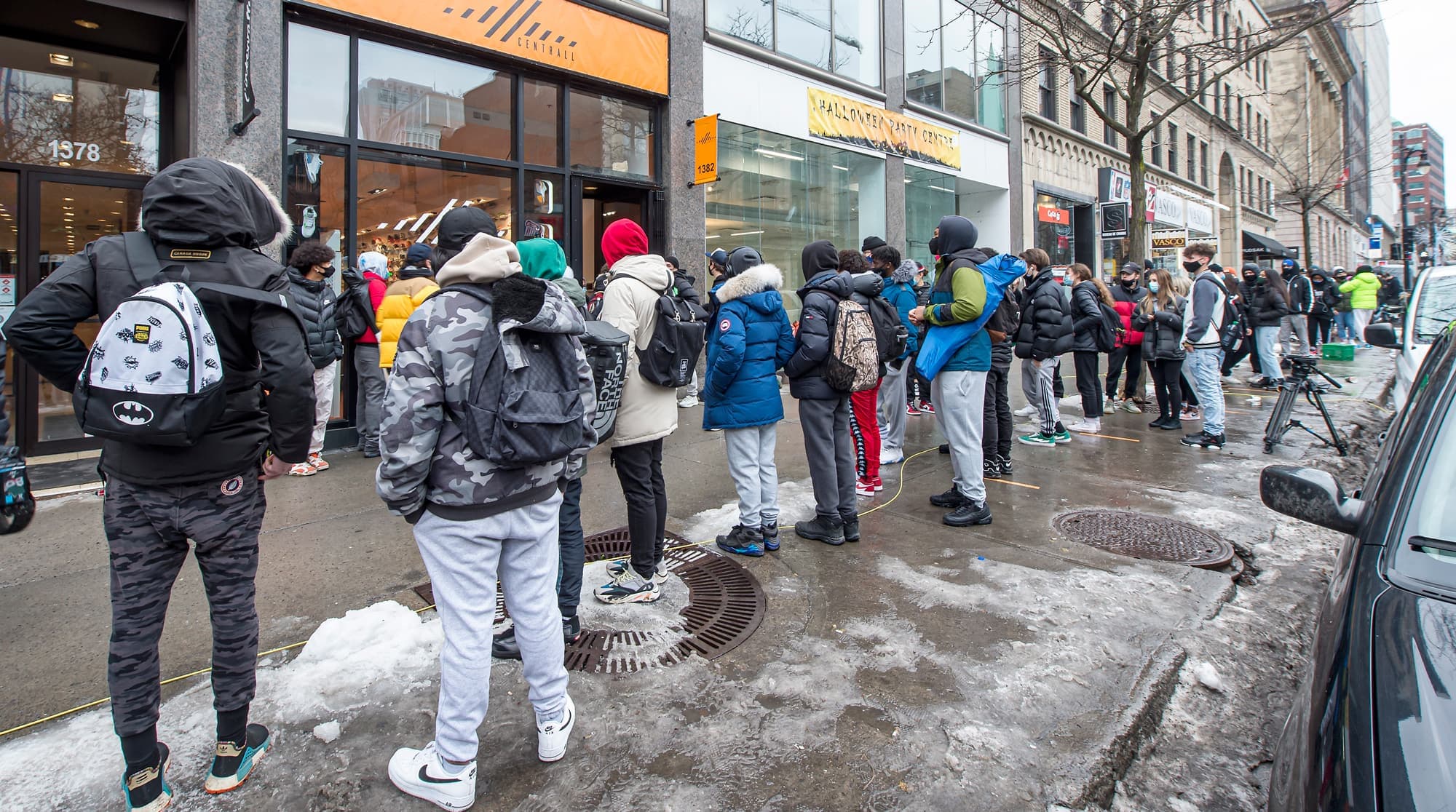 Certains magasins de la rue Sainte-Catherine Ouest, au Centre-Ville de Montréal, ont eu du succès en ce Vendredi fou.