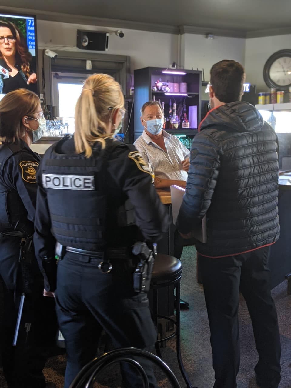 Lucien Simard, propriétaire du bar Le Kirouac, à Québec, était très émotif à la réouverture de son commerce, jeudi. L’homme a reçu la visite de la police, de la Santé publique et de la CNESST.