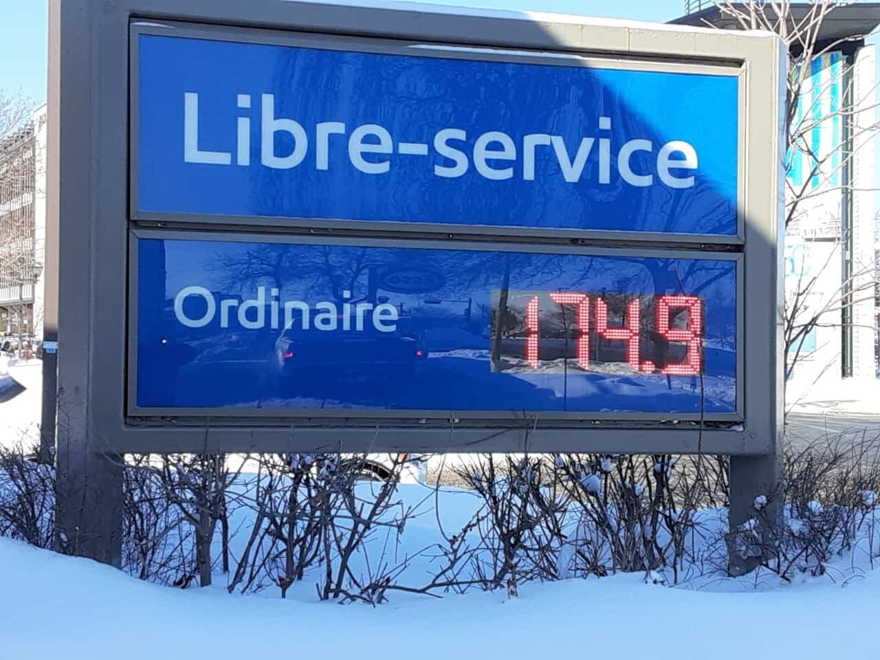 Cette station-service de Québec, tout comme plusieurs autres, vendait le litre d’essence ordinaire à 174,9 cents le litre, ce mercredi après-midi. Il s’agissait d’une hausse d’environ 10 cents en quelques heures.