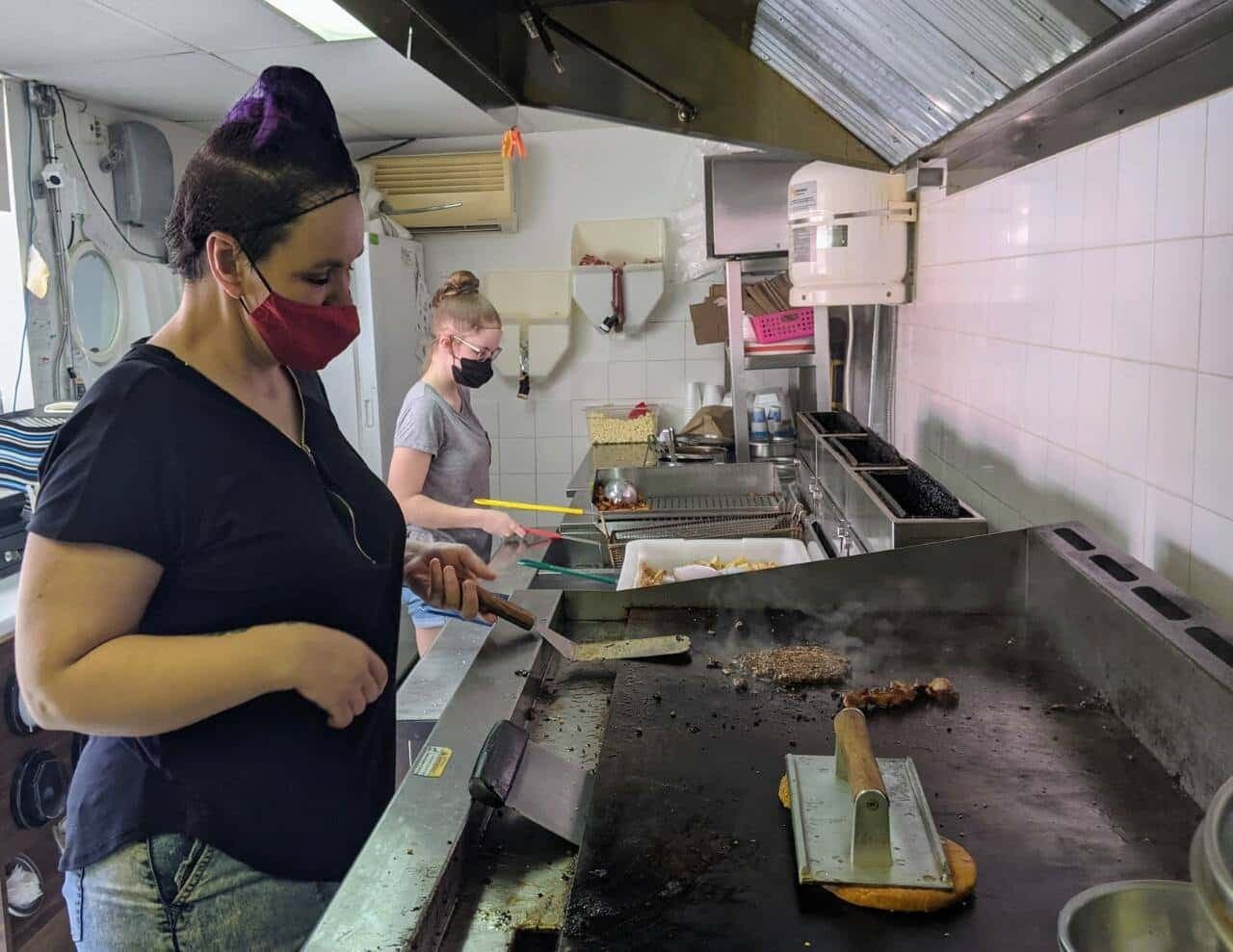 Laurence Hamel et sa collègue Sandra Perron estiment que le mercure en vient à frôler les 50°C et après seulement 10 minutes en cuisine au casse-croûte Patati Patatos de Lévis.