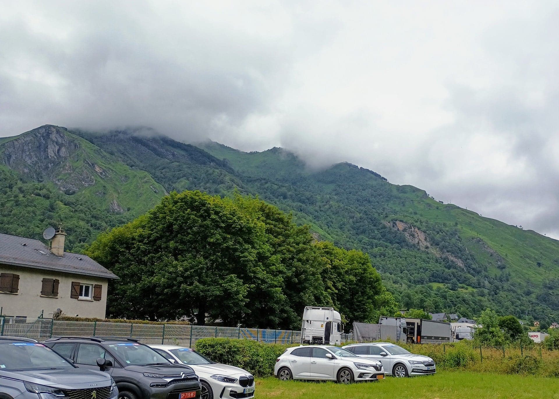 Les Pyrénées sont dans les nuages mercredi, près de Laruns, mais la pluie semble peu probable, selon les prévisions.