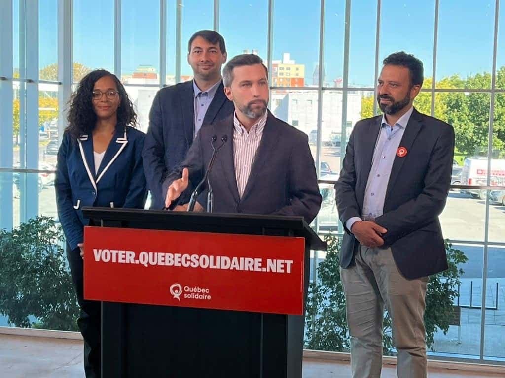 Le co-porte-parole de Québec solidaire, Gabriel Nadeau-Dubois, lors d'un point de presse dans Verdun, avec une partie de son équipe de candidats-es de la région de Montréal.