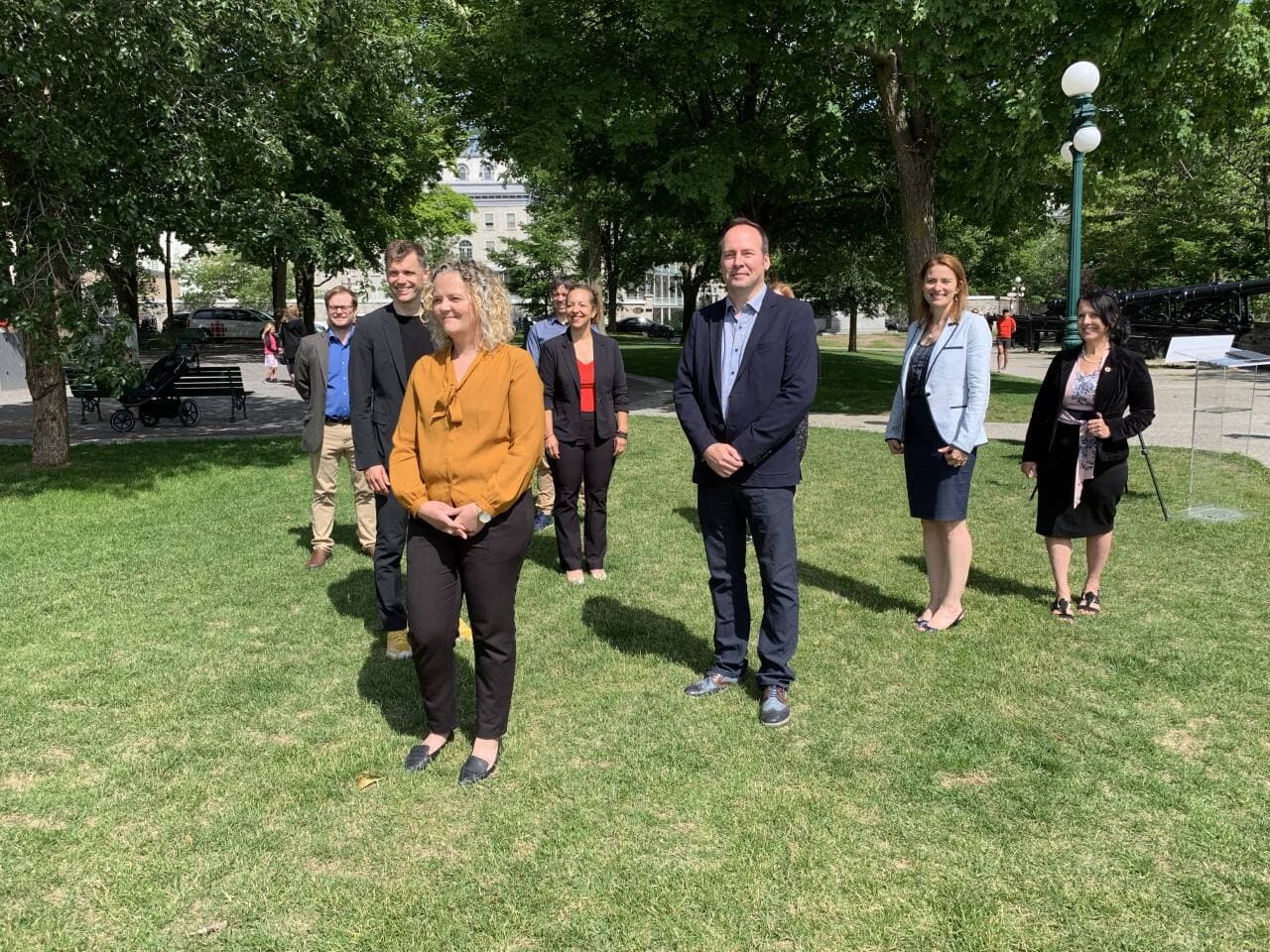 Mélissa Coulombe-Leduc et Éric Courtemanche-Baril (à l'avant) ont annoncé leur candidature pour l'équipe de Bruno Marchand, Québec forte et fière.