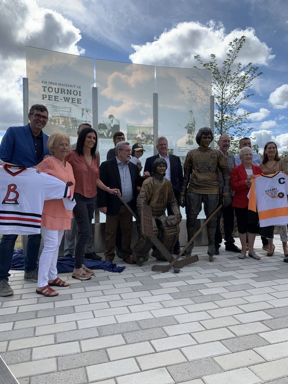 La Ville de Québec a inauguré un monument en hommage aux artisans du Tournoi international pee-wee de Québec et aux hockeyeurs originaires de la région Manon Rhéaume et Sylvain Côté. L’annonce s’est faite en présence de plusieurs dignitaires et de la famille des sportifs.