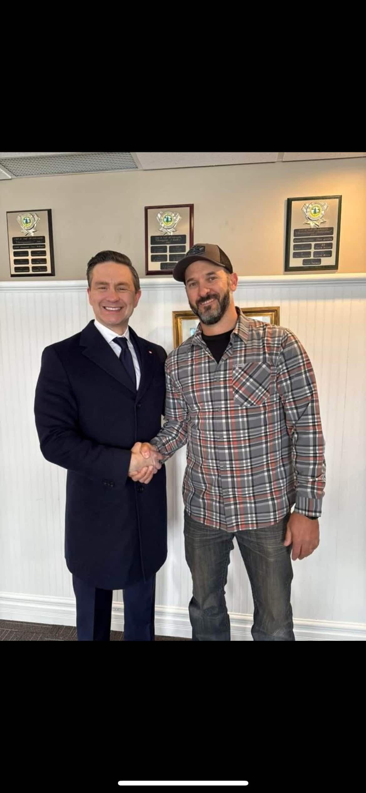 Pierre Poilievre et Simon Payette ex candidat dans Berthier—Maskinongé avant que des propos tenus en ligne ne le rattrapent et qu'il soit exclu par le Parti conservateur.