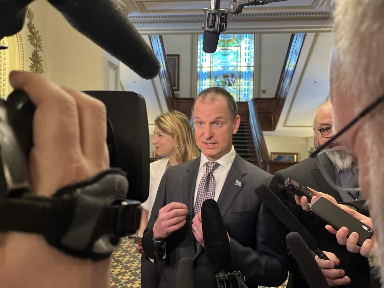 Le ministre des Finances Eric Girard, lors d'une mêlée de presse à l'Assemblée nationale, au lendemain de la présentation du budget fédéral.