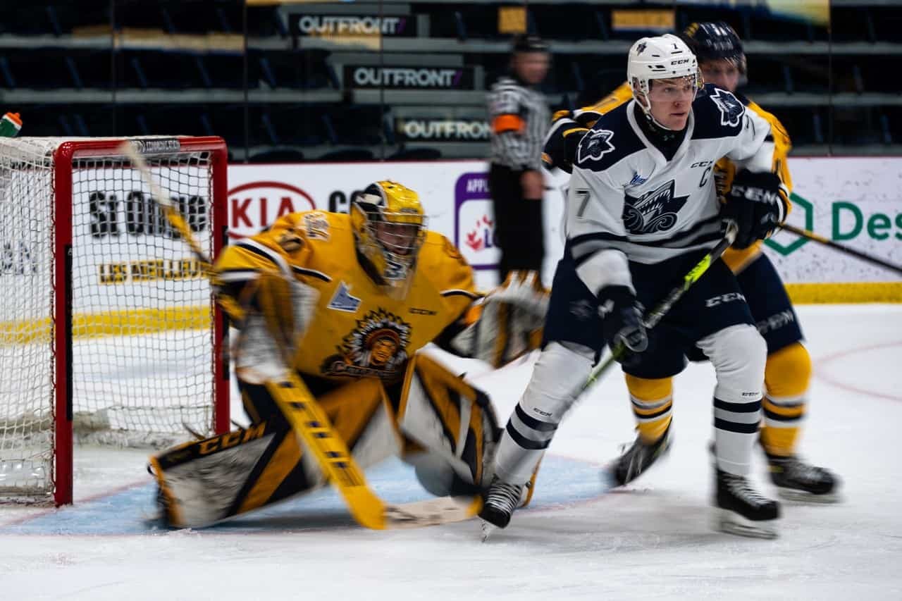 Le capitaine de l’Océanic, Nathan Ouellet, tente d’obstruer la vue au gardien des Cataractes, Antoine Coulombe, sur cette séquence.