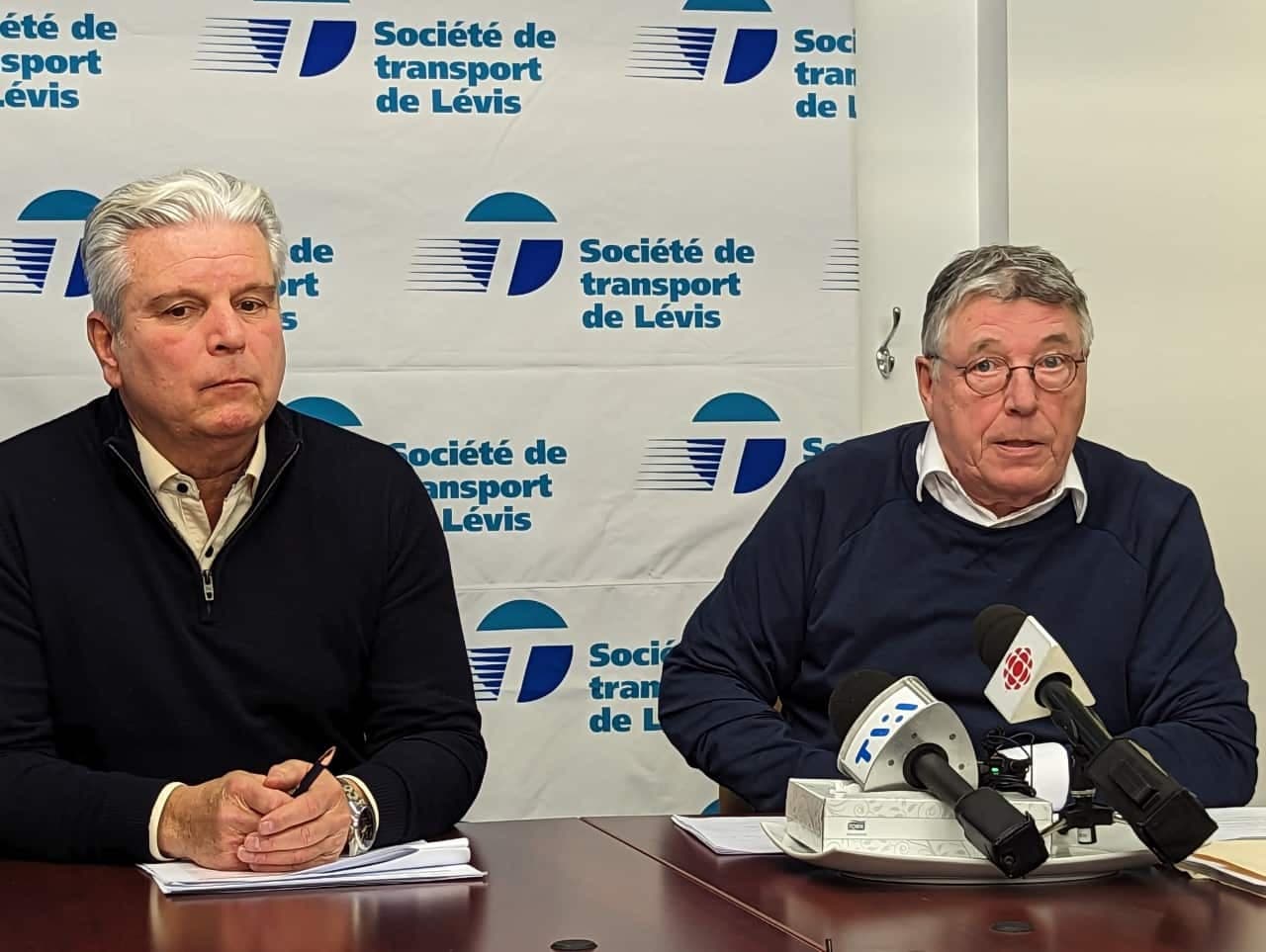Le directeur général de la STLévis, Jean-François Carrier, a tenu un point de presse avec le conseiller municipal et vice-président de la STLévis, Michel Patry.