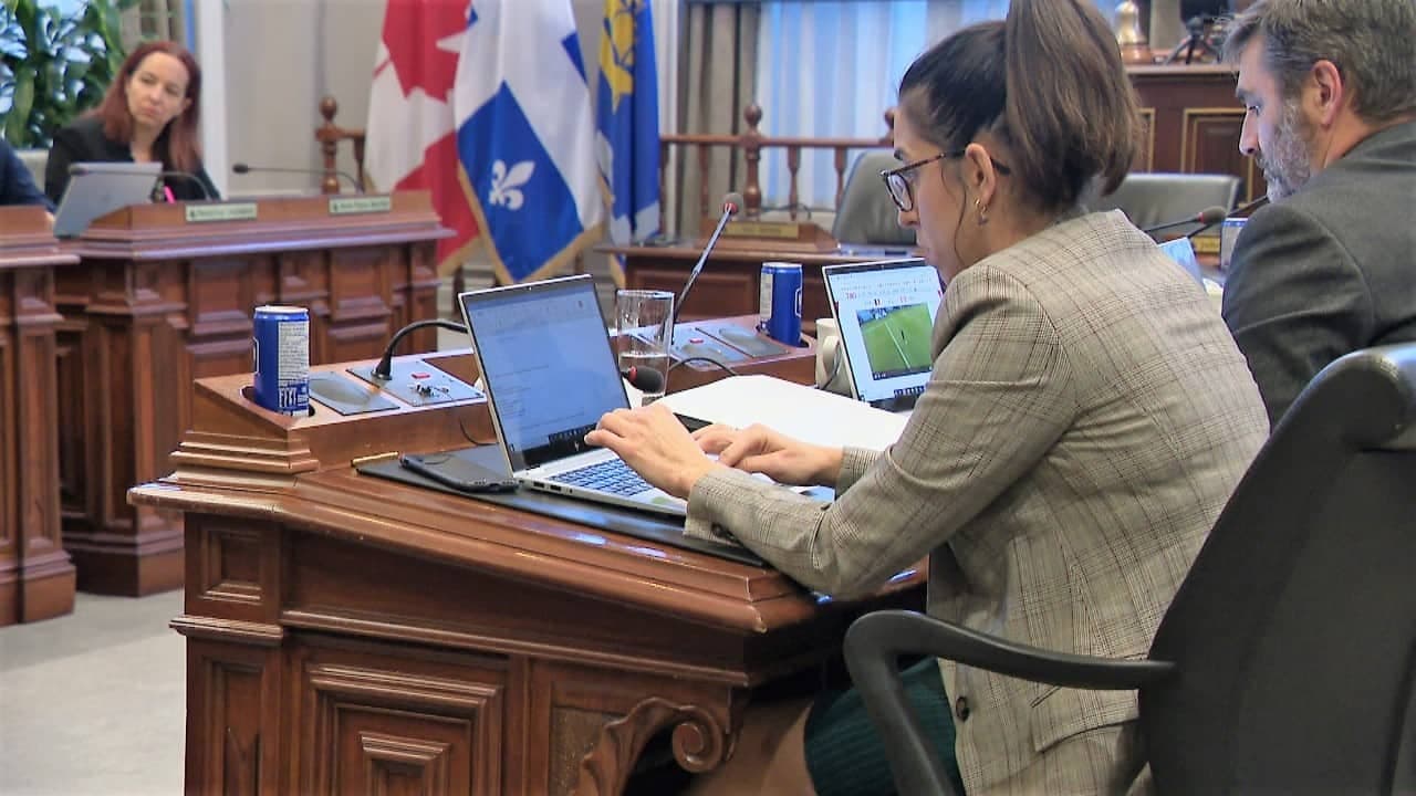 Le conseiller Jean-François Gosselin en train de regarder le soccer en pleine séance à l'hôtel de ville de Québec.