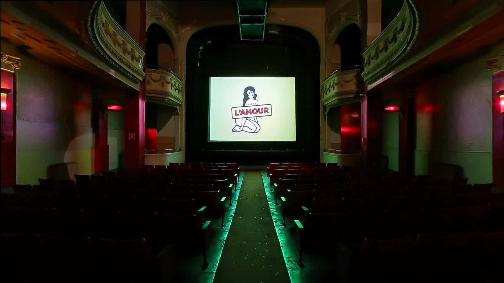 Une photo de la salle du cinéma.