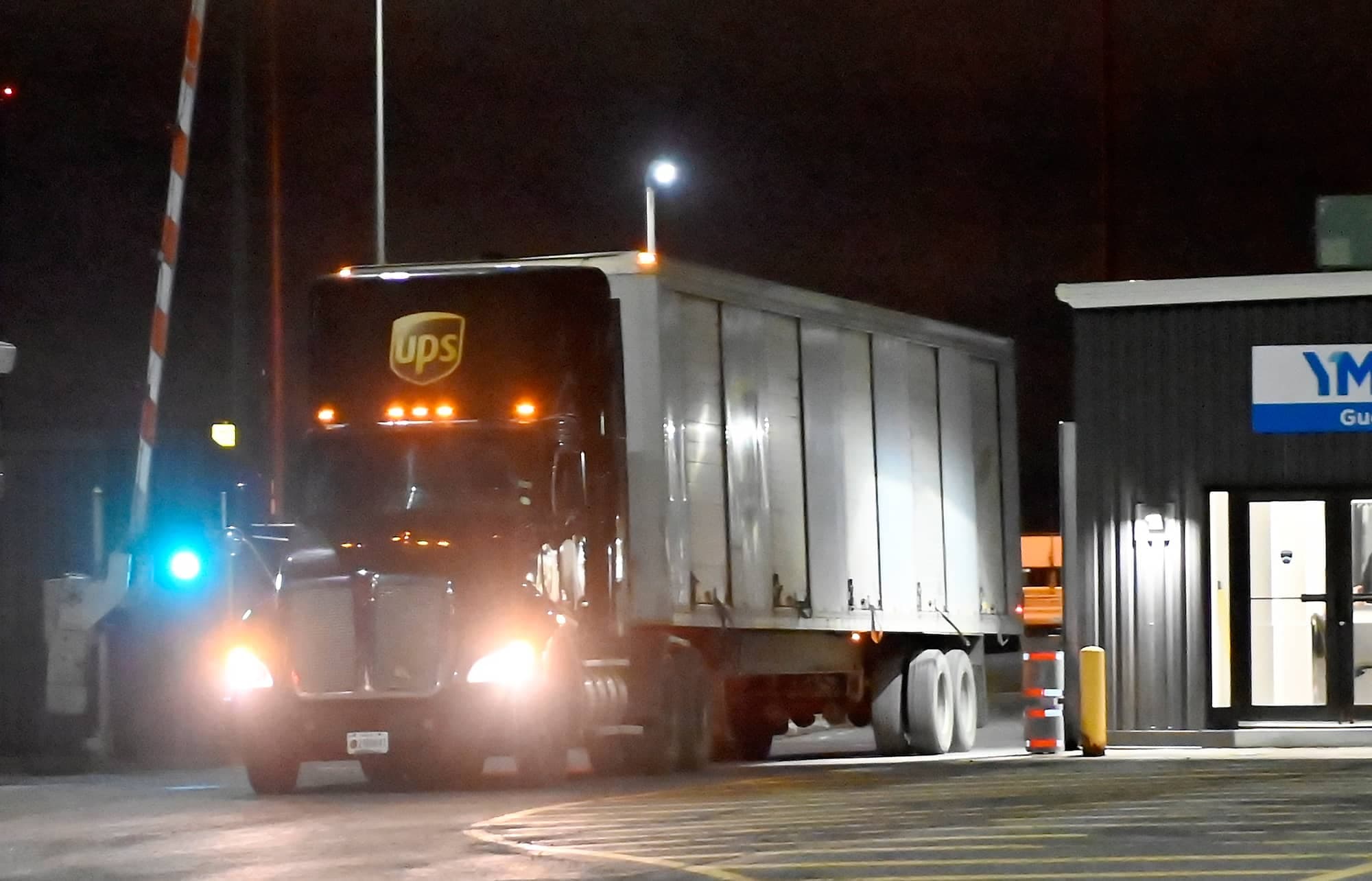 Un camion de la compagnie de livraison UPS quittant l’aéroport de Mirabel avec des vaccins.